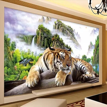 Tigras eina žemyn kalno tigras yra karalius, televizijos sofa kambarį fone